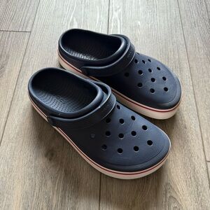 Crocs Platform Clogs – Navy Pepper / White / Red – Size M7 / W9